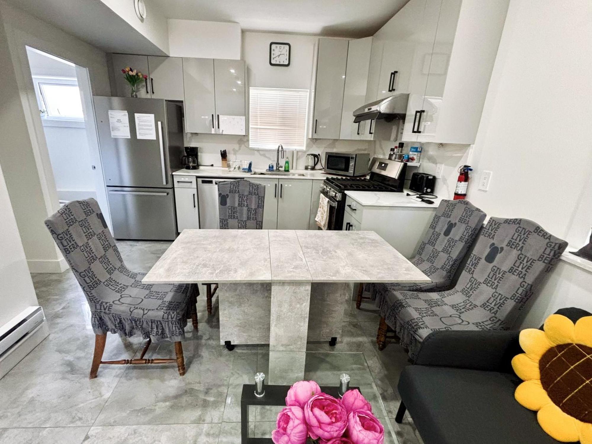 Vancouver's Homey Laneway House Apartamento